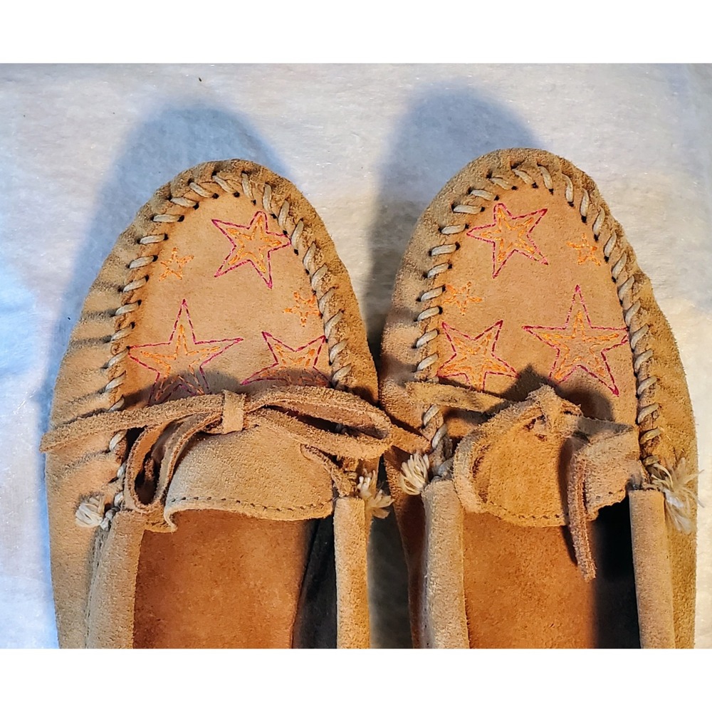 Minnetonka Moccasins Tan Suede  Womens 8 Slip On Driving Shoes Lottie Moss Stars